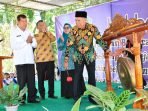 Kukuhkan GenRe Rejang Lebong Bupati Rejang Lebong, Syamsul Effendi disaksikan Plt Kepala BKKBN Provinsi Bengkulu, Zaini (kiri) memukul dol menandai pengukuhan GenRe tingkat desa dan kelurahan se-Kabupaten Rejang Lebong, pekan lalu.(Foto HB/Idris)