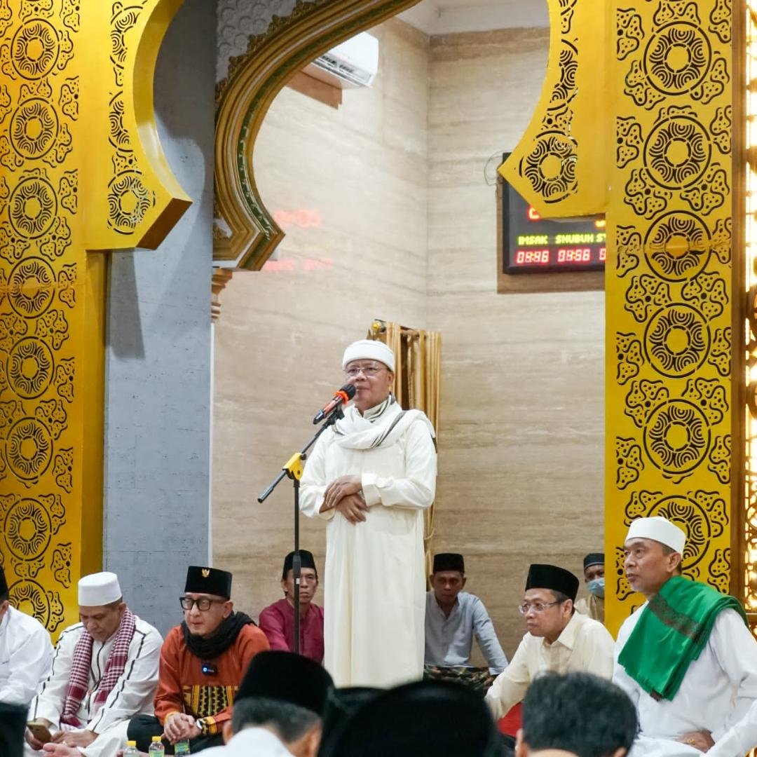 Peringatan Nuzul Quran Masjiid Raya Gubernur Bengkulu, Rohidin Mersyah memberikan sambutan pada acara peringatan Nuzulul Alqur'an 17 Ramandan 1444 Hijriyah di Masjid Raya Baitul Izzah, Kota Bengkulu. Acara Nuzulul Alqur'an ini menghadirkan penceramah ustad kondang dari Jakarta, Zaky.(Foto/Ist)