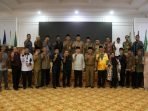 Rapat Festival Tabut 2023 Gubernur Bengkulu, Rohidin Mersyah, Asisten I, Khairil Anwar, dan Kepala Dinas Pariwisata Provinsi Bengkulu, Saidirman foto bersama usai menggelar rapat perdana persiapan Festival Tabut 2023, bertempat di Gedung Balai Raya Semarak, Kota Bengkulu.(Foto/Ist)