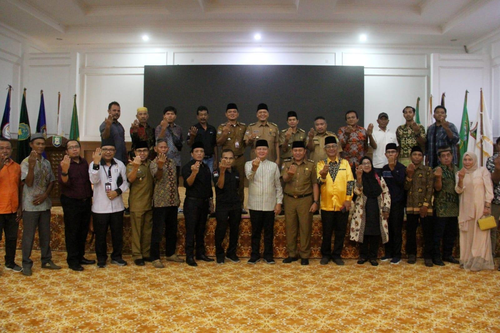 Gubernur Bengkulu, Rohidin Mersyah, Asisten I, Khairil Anwar, dan Kepala Dinas Pariwisata Provinsi Bengkulu, Saidirman foto bersama usai menggelar rapat perdana persiapan Festival Tabut 2023, bertempat di Gedung Balai Raya Semarak, Kota Bengkulu.(Foto/Ist)