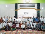 Safari Ramandan di Bengkulu Tengah Gubernur Bengkulu, Rohidin Mersyah didampingi Penjabat Bupati Bengkulu Tengah, Heriyadi, Asisten dan sejumlah Kepala OPD dilingkup Pemprov Bengkulu foto bersama pengurus masjid dan masyarakat usai melaksanakan salat Isya dan Taraweh di Masjid Muhajirin, Talang Pauh, Kecamatan Pondok Kelapa. Dalam kesempatan itu, Gubernur Rohidin menyerahkan bantuan pembagunan 11 masjid di kabupaten ini.(Foto/Ist)