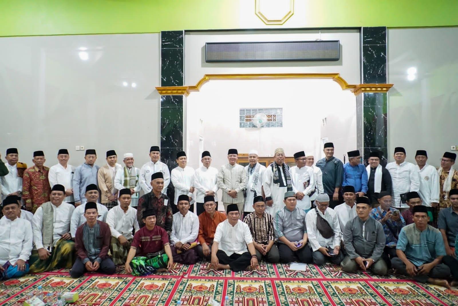 Gubernur Bengkulu, Rohidin Mersyah didampingi Penjabat Bupati Bengkulu Tengah, Heriyadi, Asisten dan sejumlah Kepala OPD dilingkup Pemprov Bengkulu foto bersama pengurus masjid dan masyarakat usai melaksanakan salat Isya dan Taraweh di Masjid Muhajirin, Talang Pauh, Kecamatan Pondok Kelapa. Dalam kesempatan itu, Gubernur Rohidin menyerahkan bantuan pembagunan 11 masjid di kabupaten ini.(Foto/Ist)