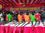 Jajaran Polda Bengkulu berhasil menyita sebanyak 102 senjata api (Senpi) larang panjang ilegal dan mengamankan tiga orang tersangka. Tampak Senpi sitaan dan 3 tersangka pelaku diduga pembuat senjata tidak berizin tersebut diperlihat pada acara Pers Conference di Mapolda Bengkulu, pekan ini.(Foto/RRI)
