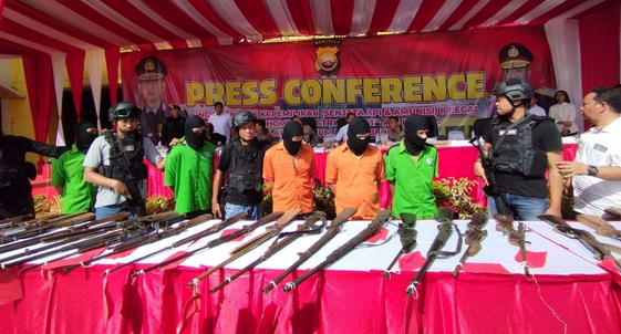 Senpi Rakitan Polda Bengkulu Jajaran Polda Bengkulu berhasil menyita sebanyak 102 senjata api (Senpi) larang panjang ilegal dan mengamankan tiga orang tersangka. Tampak Senpi sitaan dan 3 tersangka pelaku diduga pembuat senjata tidak berizin tersebut diperlihat pada acara Pers Conference di Mapolda Bengkulu, pekan ini.(Foto/RRI)