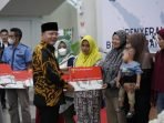 Gubernur Bengkulu, Rohidin secara simbolis menyerahkan Bantuan Pangan Non Tunai (BPNT) kepada ribuan keluarga penerima manfaat (KPM) di Kota Bengkulu untuk jatah bulan Maret dan April 2023 masing-masing sebesar Rp 400.000 per KPM.(Foto/Ist)