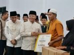 Gubernur Bengkulu, Rohidin Mersyah kunjungan Safari Ramandan 1444 Hijriyah di Kabupaten Kepahiang menyerahkan bantuan pembangunan sejumlah masjid di kabupaten pemekaran dari Rejang Lebong ini. Dalam kesempatan sama juga diserahkan bantuan dari Baznas Bengkulu, Kanwil Kemenag Bengkulu dan Bank Bengkulu.(Foto/Ist)