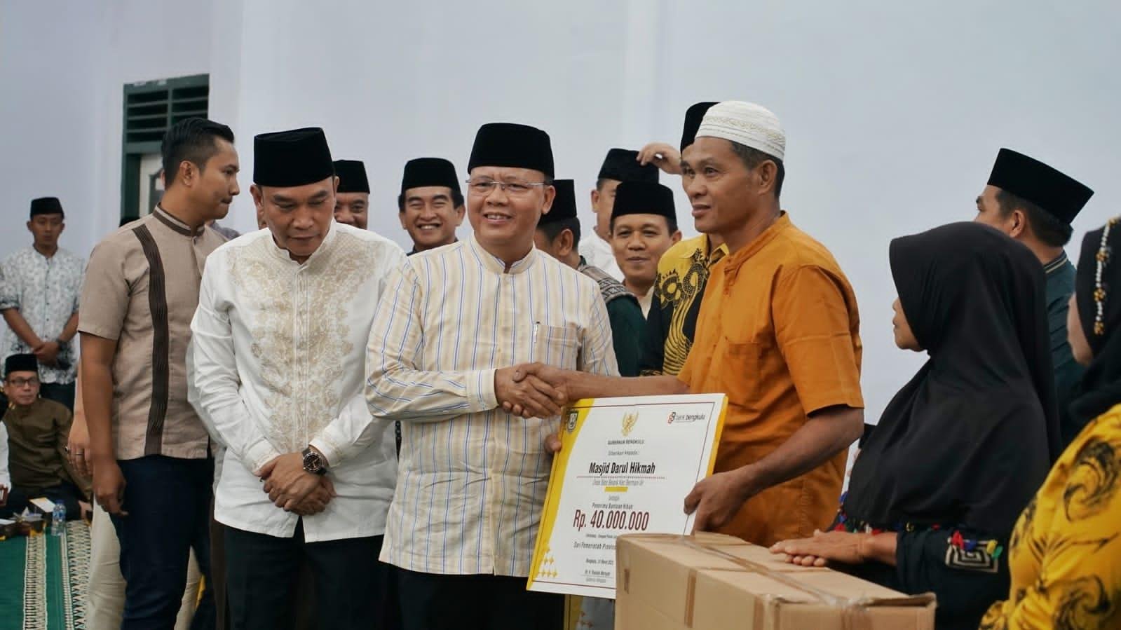 Serahkan bantuan Masjid di Kepahiang Gubernur Bengkulu, Rohidin Mersyah kunjungan Safari Ramandan 1444 Hijriyah di Kabupaten Kepahiang menyerahkan bantuan pembangunan sejumlah masjid di kabupaten pemekaran dari Rejang Lebong ini. Dalam kesempatan sama juga diserahkan bantuan dari Baznas Bengkulu, Kanwil Kemenag Bengkulu dan Bank Bengkulu.(Foto/Ist)
