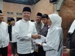 Gubernur Bengkulu, Rohidin Mersyah menyerahkan bantuan pembangunan salah satu masjid di Kabupaten Rejang Lebong. Bantuan ini diserahkan dalam kunjung Safari Ramadan 1444 Hijriyah Gubernur Rohidin ke kabupaten ini, pekan ini.(Foto/Ist)