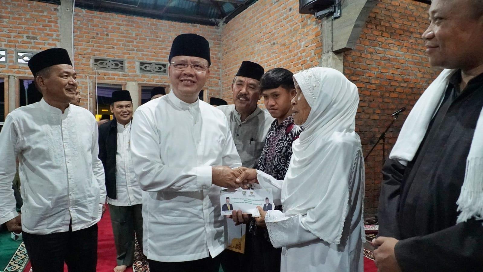 Serahkan bantuan Masjid di Rejang Lebong Gubernur Bengkulu, Rohidin Mersyah menyerahkan bantuan pembangunan salah satu masjid di Kabupaten Rejang Lebong. Bantuan ini diserahkan dalam kunjung Safari Ramadan 1444 Hijriyah Gubernur Rohidin ke kabupaten ini, pekan ini.(Foto/Ist)