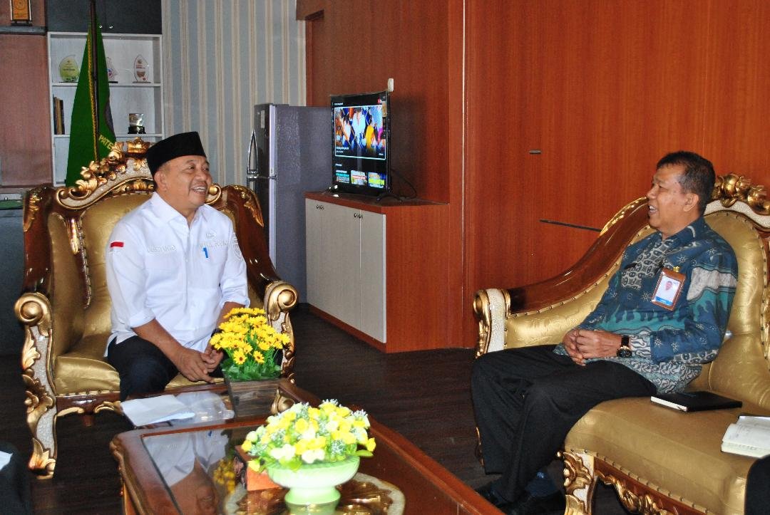 Plt Kepala BKKBN Bengkulu, Zainin bersilaturahmi dengan Wakil Bupati Seluma, Gustianto membahas masalah penurunan kasus stunting di kabupaten pemekaran dari Bengkulu Selatan ini.(Foto HB/Idris)