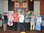 Wabup Seluma Stunting Plt Kepala Perwakilan BKKBN Provinsi Bengkulu, Zainin (ketiga dari kanan) foto bersama dengan Wakil Bupati Seluma, Gustianto (keempat dari kiri) foto bersama usai melakukan dialog masalah pencegahan stunting di masyarakat.(Foto/Ist)