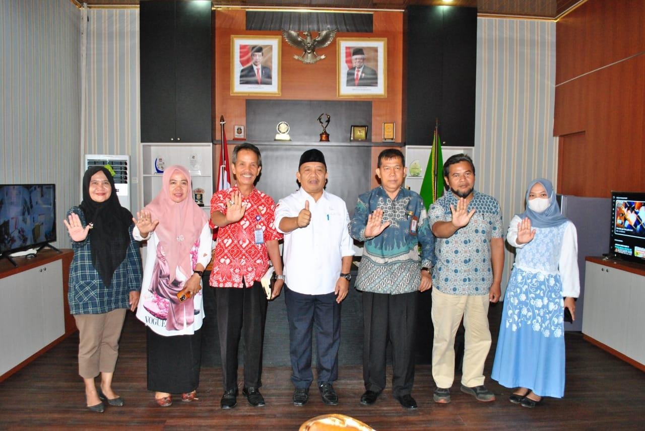 Wabup Seluma Stunting Plt Kepala Perwakilan BKKBN Provinsi Bengkulu, Zainin (ketiga dari kanan) foto bersama dengan Wakil Bupati Seluma, Gustianto (keempat dari kiri) foto bersama usai melakukan dialog masalah pencegahan stunting di masyarakat.(Foto/Ist)