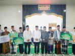 Gubernur Bengkulu, Rohidin Mersyah foto bersama dengan para pengurus masjid setelah usai melaksanakan salat Isya dan Tarawih bersama dan dilanjutkan penyerahan bantuan dana kepada sejumlah rumah dibadah di Kota Bengkulu, saat melaksanakan Safari Ramadan di Masjid Jami'atul Hikmah Panorama, Kota Bengkulu.(Foto/Ist)