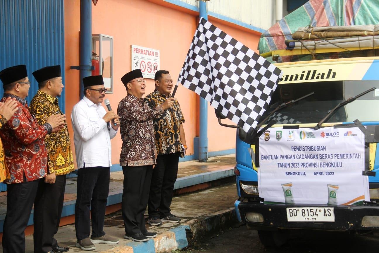 gubernur lepas baras miskin Gubernur Bengkulu, Rohidin Mersyah disaksikan Asisten II Pemprov Bengkulu, Fachriza Razie, Kepala Dinas Kominfotik Bengkulu, Redhwan Arief, Kepala Kanwil Divre Bulog Bengkulu, Baktiar melepas keberangkatan truk pengangkut beras beras cadangan pemerintah untuk disalurkan ke masyarakat penerima manfaat (KPM) di 10 kabupaten dan kota di Bengkulu.(Foto/Ist)