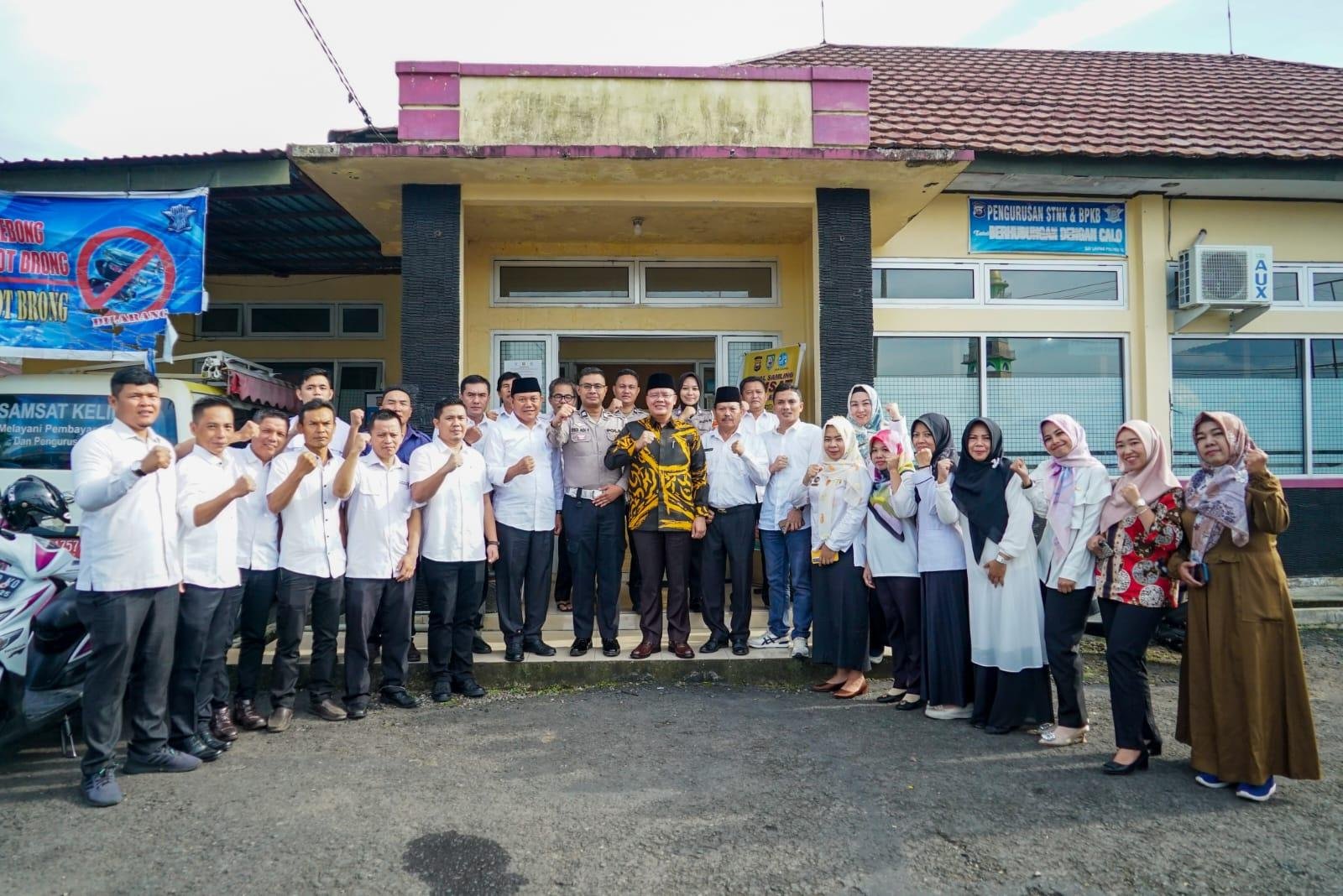 Gubernur Bengkulu, Rohidin Mersyah foto bersama ASN UPT Samsat Curup, Rejang Lebong, usai melakukan sidak ASN hari pertama masuk kerja setelah libur panjang Idulfitri 1444 Hijriyah.(Foto/Ist)