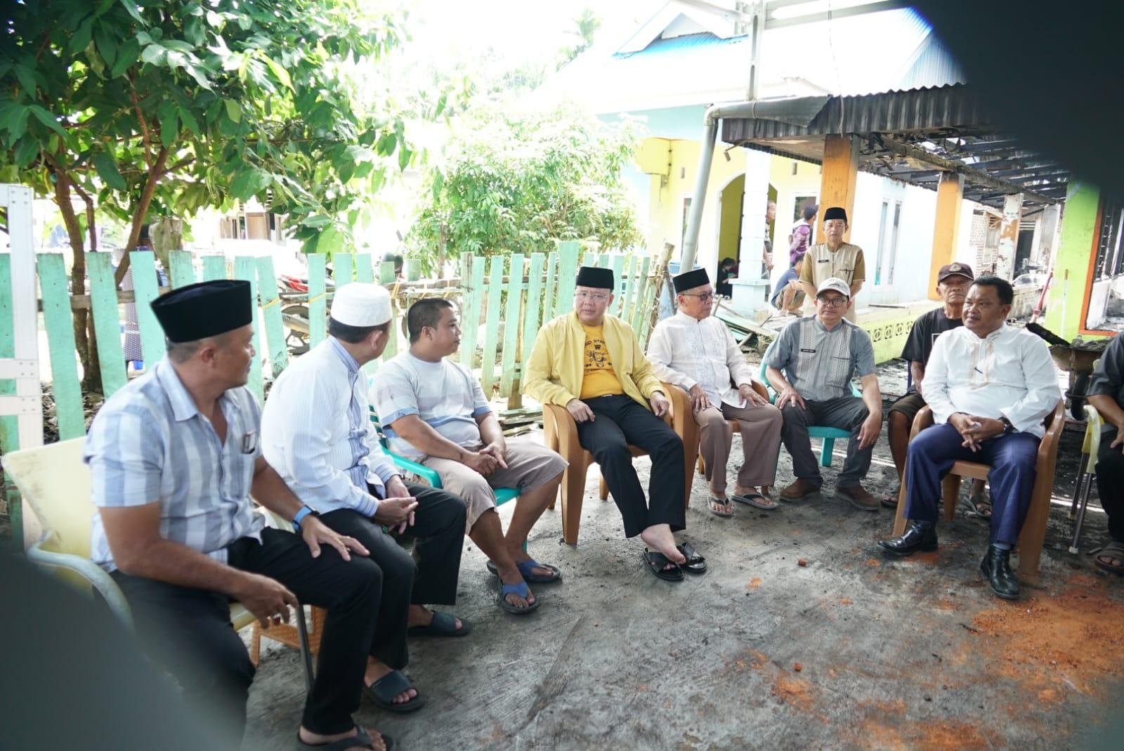 kebakatan pasar ipuh Gubernur Bengkulu, Rohidin Mersyah dalam lawatan Safari Ramandan ke Kabupaten Mukomko menyempatkan diri mengunjungi rumah keluarga korban kebakatan di Pasar Ipuh, Kecamatan Ipuh, Eko Suanda untuk memberikan semangat dan motivasi pada korban agar kembali bangkit serta memberikan bantuan untuk meringankan beban korban.(Foto/Ist)