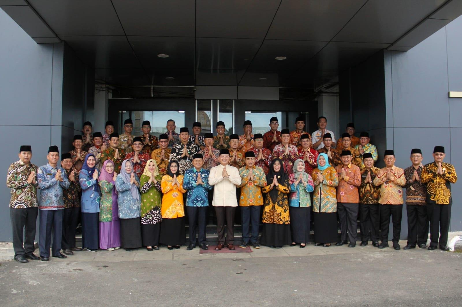 Gubernur Bengkulu, Rohidin Mersyah didampingi Sekdaprov Hamka Sabri foto bersama dengan para Kepala Dinas dan Kepala Badan dilingkup Pemprov Bengkulu usai pimpin apel bersama setelah cuti bersama Idulfitri 1444 Hijriyah di halaman kantor Pemprov Bengkulu.(Foto/Ist)