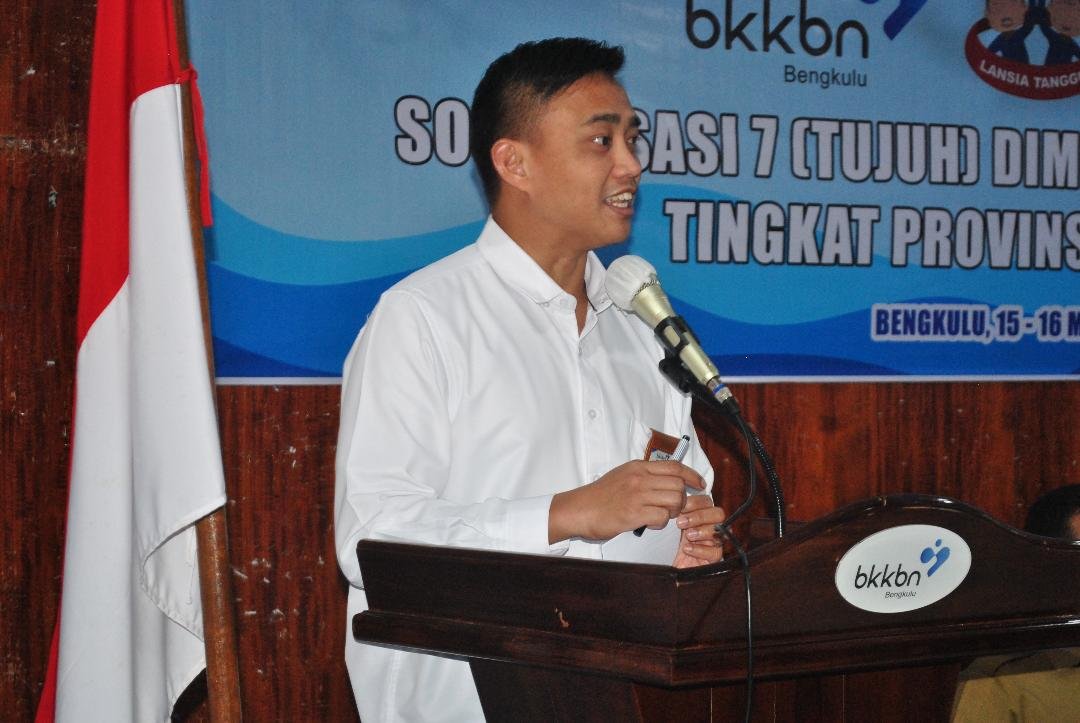 Plt Kepala BKKBN Bengkulu, M Iqbal Apriansyah saat melakukan sosialisasi tujuh demensi lansia kepada para kader bina keluarga lansia (BKL) di Bengkulu, awal pekan ini.(Foto HB/Idris)