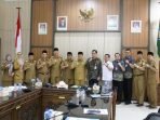 Para peserta rapat Forum Pemangku Kepentingkan JKN Provinsi Bengkulu. Acara ini dihadiri Gubernur Bengkulu, Rohidin Mersyah, sejumlah pejabat di lingkup Pemprov Bengkulu, dan berbagai pihak terkait dalam upaya peningkatan pelayanan kesehatan melalui program JKN.(Foto/Ist)