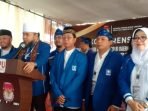 Daftar Caleg PAN Ketua DPW PAN Provinsi Bengkulu, Helmi Hasan didampingi Ketua DPC PAN Lebong, Kopli Ansori (paling kiri), mantan Gubernur Bengkulu, Junaidi Hamsyah, Sekretaris DPW PAN Bengkulu, Dedy Wahyudi dan mantan anggota DPRD Provinsi Bengkulu, Yenita saat memberikan keterangan pers usai mendaftarkan bakal caleg PAN ke KPU Provinsi Bengkulu.(Foto HB/Usmin)