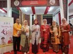 Dekrasnasda Bengkulu Ketua Dekranasda Provinsi Bengkulu, Derta Rohidin (keempat dari kiri) foto bersama depan di stand Dekranasda Bengkulu pada pameran dalam rangka HUT Dekranas tahun 2023 di Kota Medan, Sumatare Utara. Sebelumnya Ketua Dekranasda se- Indonesia menghadiri acara peringatan HUT Dekranas ke-43 tahun 2023 di salah satu hotel berbintang di Medan.(Foto/Ist)