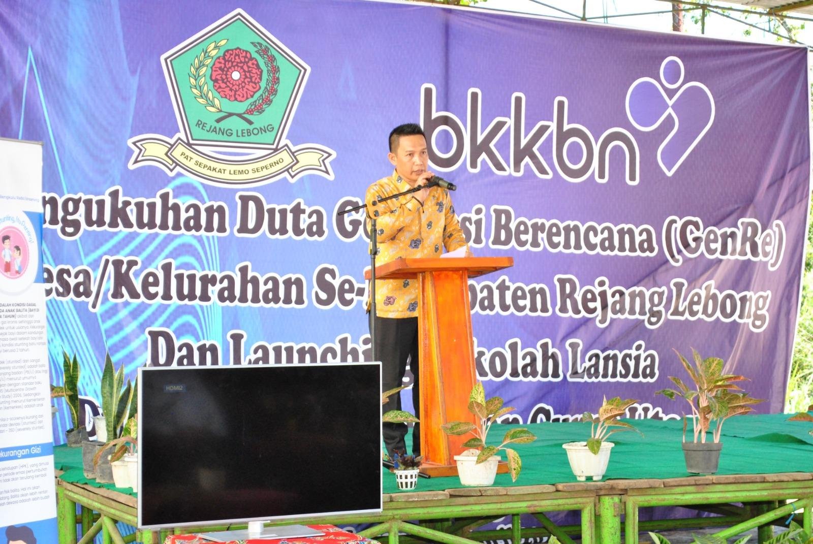 GenRe Bergkulu Pelaksana tugas (Plt) Kepala Dinas Pemberdayaan Perempuan Perlindungan Anak, Pengendalian Penduduk dan Keluarga Berencana (DP3APPKB) Kabupaten Rejang Lebong, Sutan Alim sampaikan laporan pada acara peresmian sekolah lansia dan pengukuhan duta GenRe desa di Desa Dusun Sawah, Kematan Curup Utara, belum lama ini.(Foto HB/Idris)