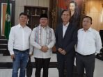 Investor Korsel Gubernur Bengkulu, Rohidin Mersyah foto bersama tiga orang investor asal Korea Selatan usai pertemuan membahas rencana poengusaha Korsel menjajaki investasi di pesisir laut Bengkulu.(Foto/Ist)