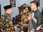 Gubernur Bengkulu, Rohidin Mersyah, Plt Kaper BKKBN Bengkulu, Iwbal Apriansyah dan Samsu Amanah saat menghadiri acara peringatan Hari Jadi Kota Curup ke-143 Tahun 2023.(Foto HB/Idris)