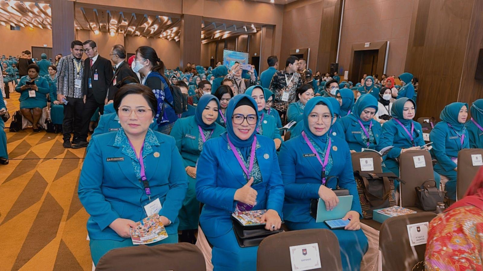 Ketua PKK Derta Rohidin Ketua TP PKK Provinsi Bengkulu, Derta Rohidin (kedua dari kiri) dan anggota menghadiri Puncak Peringatan Hari Kesatuan Gerak (HKG) ke-51 PKK tahun 2023, di Santika Dyandra Convention Center, Kota Medan Sumatera Utara, pekan ini.(Foto/Ist)