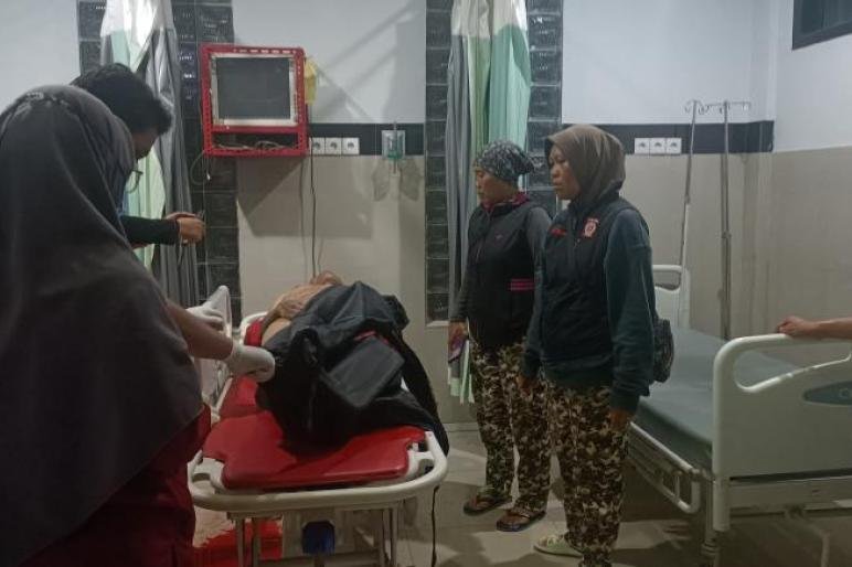 Salah satu korban tenggelam saat mandi di Panti Panjang, Kota Bengkulu berhasil ditemukan dan dibawa ke Rumah Sakit Bhayangkara Polda Bengkulu.(Foto/Ist)