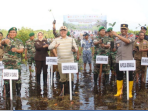 Mangrove Pantai Gubernur Bengkulu, Rohidin Mersyah bersama jajaran TNI, Polri, Forkopindo dan instansi terkait melakukan penanaman bibit mangrove di atas lahan seluas 1,2 hektare di kawasan Pantai Pesisir Bengkulu, awal pekan ini.(Foto/Ist)