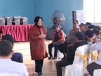 Mensos Risma Menteri Sosial (Mensos) Risma Trimaharini memberikan motivasi dan kecerian kepada para korban Rudapaksa di Kabupaten Bengkulu Utara, Provinsi Bengkulu, saat berkunjung ke daerah ini.(Foto/RRI)