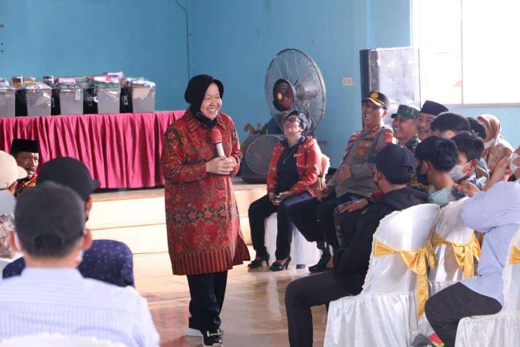 Mensos Risma Menteri Sosial (Mensos) Risma Trimaharini memberikan motivasi dan kecerian kepada para korban Rudapaksa di Kabupaten Bengkulu Utara, Provinsi Bengkulu, saat berkunjung ke daerah ini.(Foto/RRI)