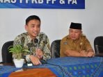 Paparkan khasiat daun kelor Plt Kaper BKKBN Bengkulu, Iqbal Apriansyah (kiri) memberikan materi tentang manfaat dan khasiat dari daun kelor untuk mencegah balita terkana stunting atau gagal tumbuh akibat kekurangan gizi pada acara sosialisasi pencegahan stunting.(Foto HB/Idris)