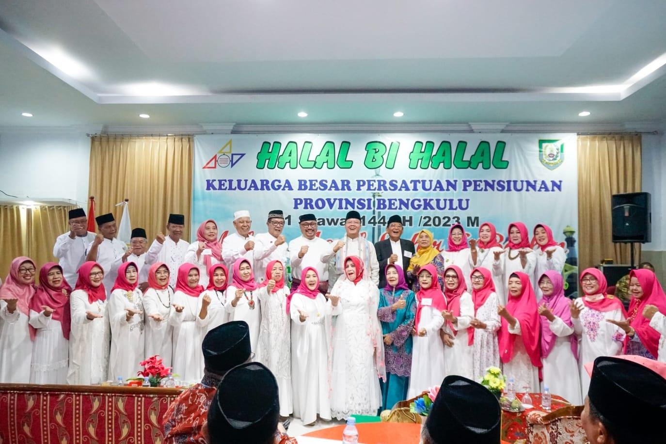 Gubernur Bengkulu, Rohidin Mersyah foto bersama pengurus dan anggota pengurus Persatuan Pesiun Indonesia (PPI) Bengkulu usai menggelar acara halal bihalal di salah satu hotel di Bengkulu.(Foto/Ist)