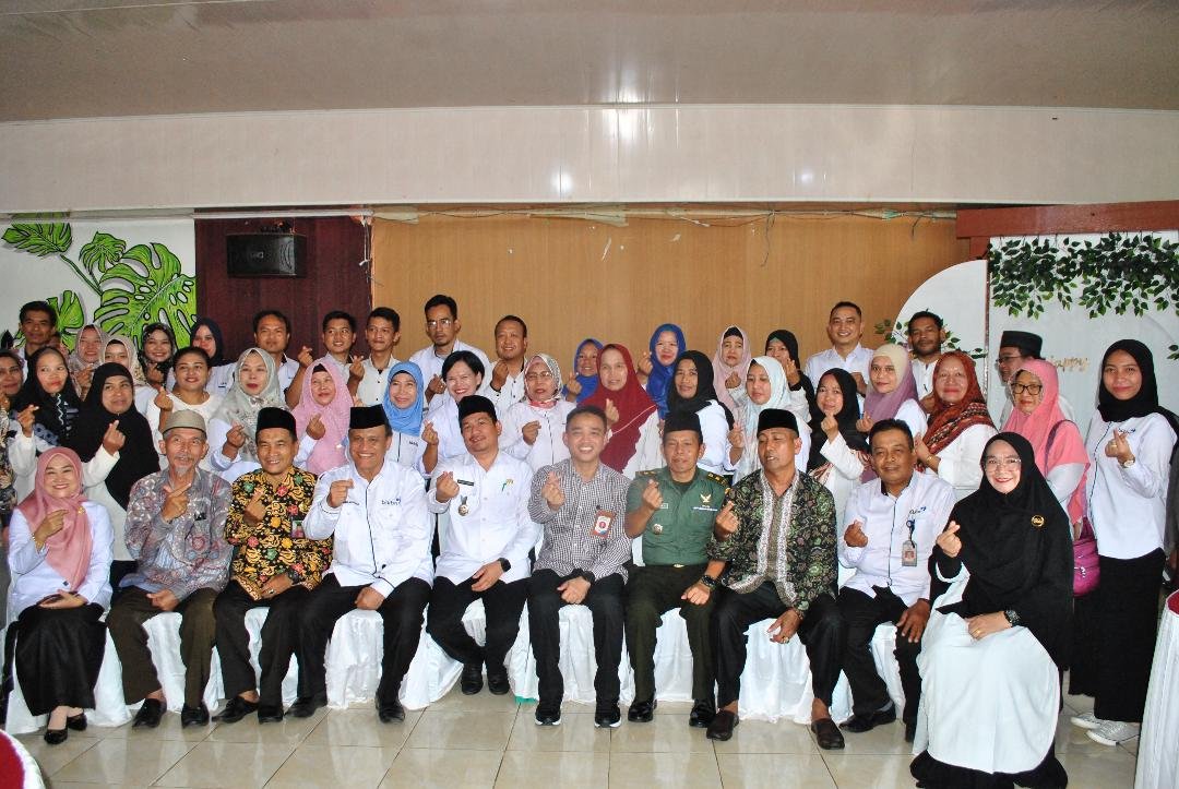 Penyuluh KB Bengkulu Utara Plt Kepala BKKBN Bengkulu, M Iqbal Apriansyah dan Wabup Bengkulu Utara, Arie Septia Dinata foto bersama petugas penyuluh KB usai acara konsolidasi penurunan kasus stuntung di wilayah ini.(Foto HB/Idris)
