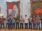 Pertamina Ulu Lais Gubernur Bengkulu, Rohidin Mersyah, Asisten II Pemprov Bengkulu, Fachriza Razie foto bersama Direktur Operasi PT Pertamina Geothermal Energi (PGE) Pertamina, Eko Agung Bramantyo dan rombongan usai menggelar pertemuan membahas kemacetan pembangunan pembangkit listirk Goethermal Ulu Lais, Kabupaten Lebong, bertempat di Balai Semarang, Bengkulu, Kamis lalu.(Foto/Ist)