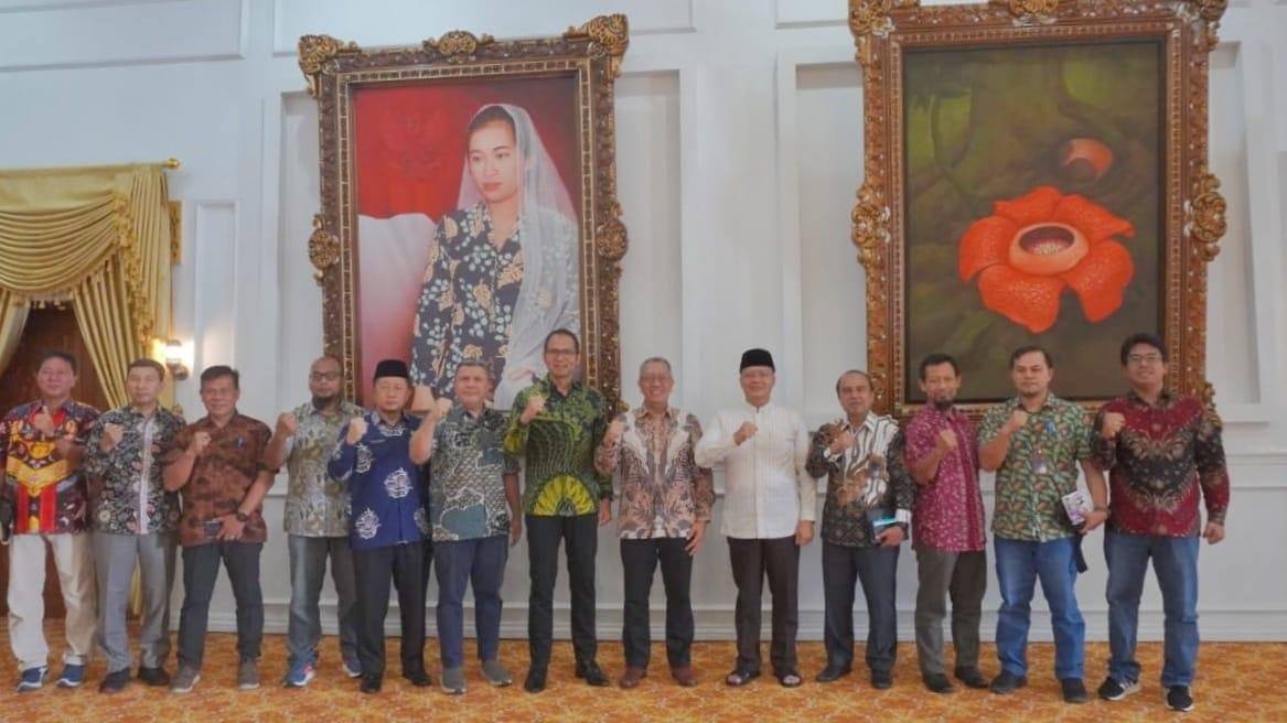 Gubernur Bengkulu, Rohidin Mersyah, Asisten II Pemprov Bengkulu, Fachriza Razie foto bersama Direktur Operasi PT Pertamina Geothermal Energi (PGE) Pertamina, Eko Agung Bramantyo dan rombongan usai menggelar pertemuan membahas kemacetan pembangunan pembangkit listirk Goethermal Ulu Lais, Kabupaten Lebong, bertempat di Balai Semarang, Bengkulu, Kamis lalu.(Foto/Ist)