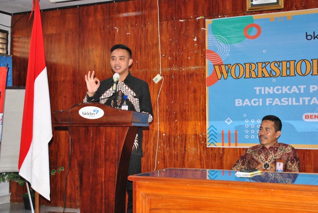 Pelaksana tugas (Plt) Kepala Perwakilan Badan Kependudukan dan Keluarga Berencana Nasional (BKKBN) Provinsi Bengkulu, M Iqbal Apriansyah, saat membuka Workshop "Tentang Kita," di Bengkulu.(Foto HB/Idris)