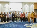 Gubernur Bengkulu, Rohidin Mersyah foto bersama usai membuka acara Forum Koordinasi Jurnalis dan Kampanye Percepatan Penurunan Stunitng melalui KIE Komunitas, bertempat di Balai Raya Semarak Bengkulu, awal pekan ini.(Foto/Ist)