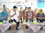 Bupati Rejang Lebong, Syamsul Effendi (kedua dari kiri) dan Plt Kaper BKKBN Bengkulu, Iqbal Apriansyah memberikan pengarahan pada acara baksos pelayanan sejuta akseptor (PSA) tingkat provinsi di Kabupaten Rejang Lebong.(Foto HB/Idris)
