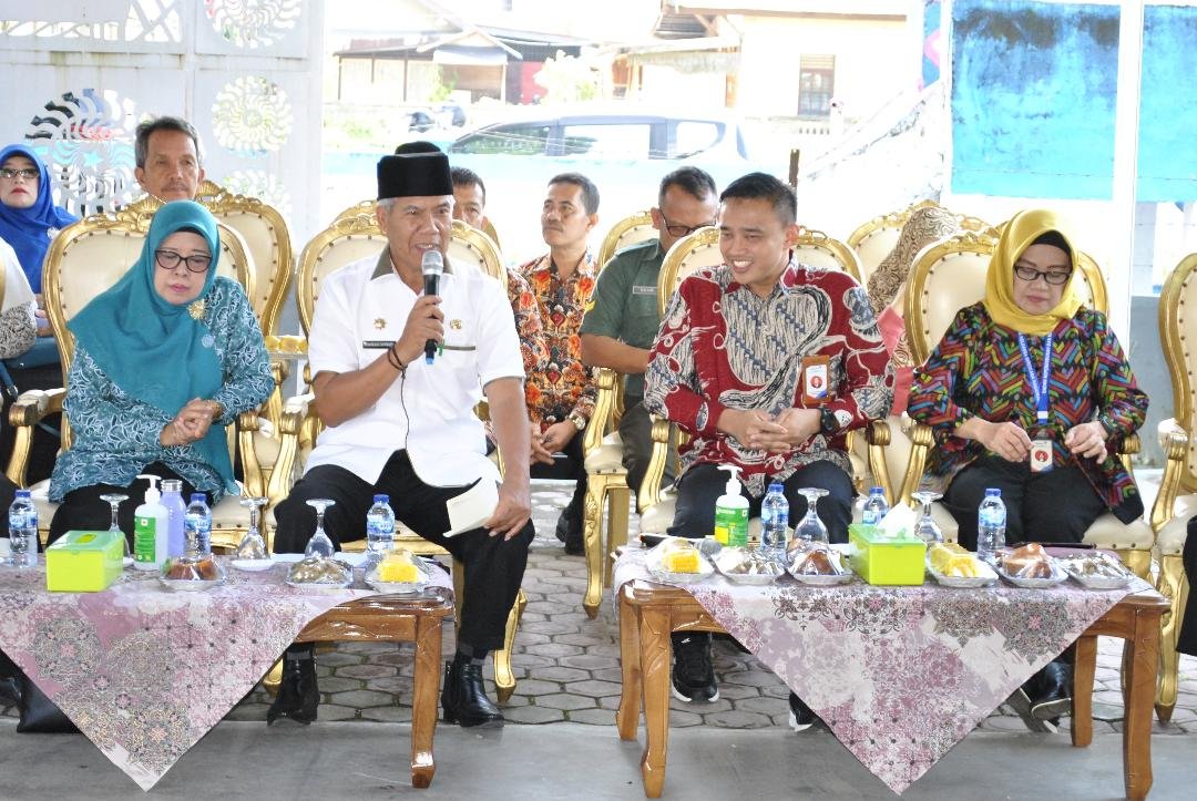 Bupati Rejang Lebong, Syamsul Effendi (kedua dari kiri) dan Plt Kaper BKKBN Bengkulu, Iqbal Apriansyah memberikan pengarahan pada acara baksos pelayanan sejuta akseptor (PSA) tingkat provinsi di Kabupaten Rejang Lebong.(Foto HB/Idris)