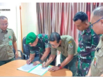 DAS MoU Kepala BPDAS Bengkulu, Sigit Haryadi (ketiga dari kanan) dan Komandan Kodim 0425/Seluma, Letkol Inf Syafrinaldi menandatangani naska nota kesepahaman atau Memorandum of Understanding (Mou) dalam rangka menyukseskan program rehabilitasi hutan dan lahan (RHL) disaksikan para pejabat eselon IV di BPDAS setempat. Penandatangan naskah kerja sama ini dilaksanakan di kantor BPDAS Ketahun, Bengkulu.(Foto/Ist)
