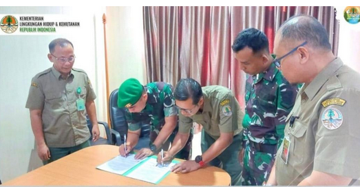Kepala BPDAS Bengkulu, Sigit Haryadi (ketiga dari kanan) dan Komandan Kodim 0425/Seluma, Letkol Inf Syafrinaldi menandatangani naska nota kesepahaman atau Memorandum of Understanding (Mou) dalam rangka menyukseskan program rehabilitasi hutan dan lahan (RHL) disaksikan para pejabat eselon IV di BPDAS setempat. Penandatangan naskah kerja sama ini dilaksanakan di kantor BPDAS Ketahun, Bengkulu.(Foto/Ist)