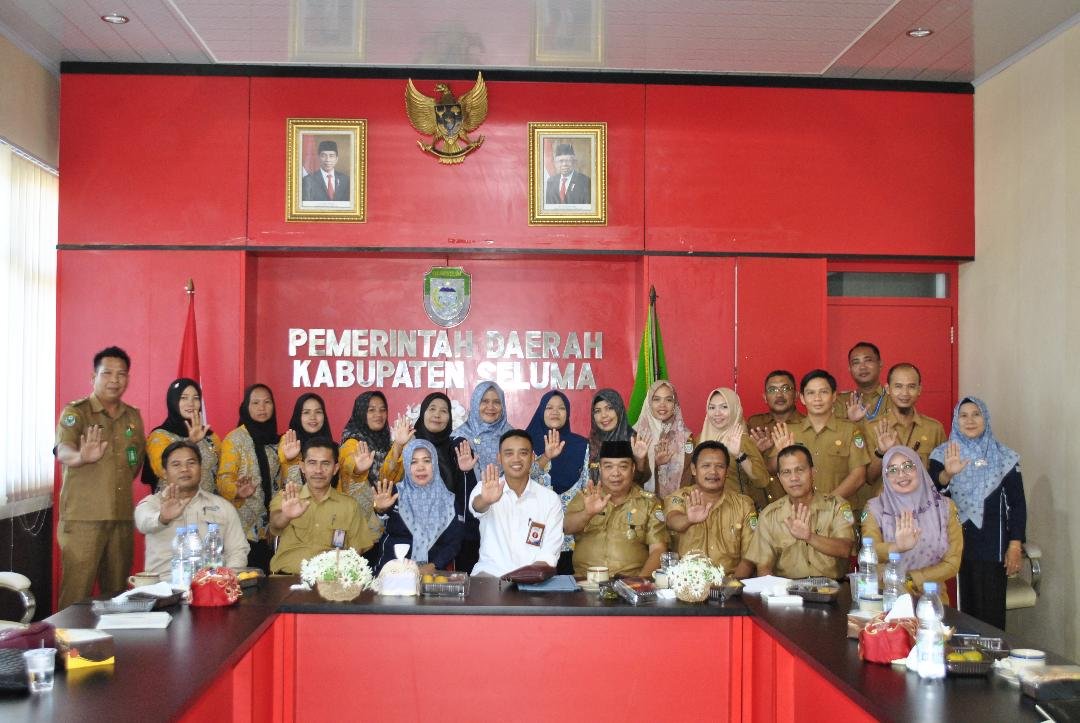 Plt Kaper BKKBN Bengkulu, M Iqbal Apriansyah dan Wagub Seluma, Gustianto foto bersama usai menggelar Wibinar desa bebas stunting secara nasional.(Foto HB/Idris)