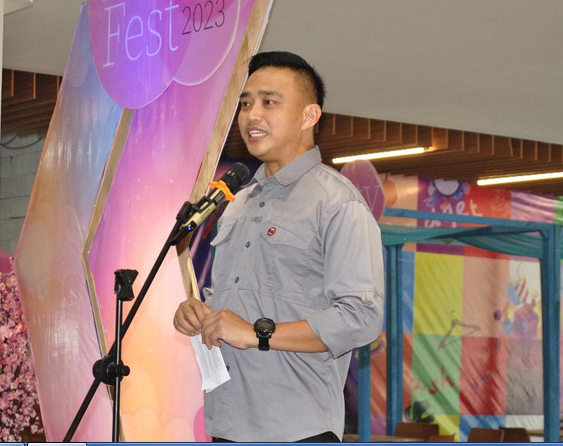 Plt Kaper BKKBN Bengkulu, Iqbal Apriansyah memberikan sambutan pada acara konser amal yang digelar Forum GenRe Kota Bengkulu untuk membantu keluarga beresiko stunting di daerah ini.(Foto HB/Idris)
