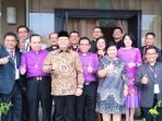 Gubernur Rohidin Mersyah foto bersama usai membuka secara resmi Konferensi Tahunan ke-53 Gereja Methodist Indonesia Wilayah II, di salah satu hotel berbintang di Kota Bengkulu.(Foto/Ist)