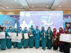 HUT PKK Ketua Tim PKK Provinsi Bengkulu, Derta Rohidin (delapan dari kiri) foto bersama pengurus dan anggota PKK kabupaten dan kota se- Bengkulu usia menyerahkan hadiah lomba 10 program pokok PKK dalam rangka Hari Kesatuan Gerak (HSG) ke-51 tingkat Provinsi Bengkulu tahun 2023 (Foto/Ist).