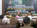 Jaksa Agung Muda Pengawasan (Jamwas) Kejaksaan Agung, Ali Mukartiono memberikan pengarahan kepada jajaran kejaksaan Bengkulu, saat melakukan kunjungan kerja ke Bengkulu, pekan ini. Foto/RRI)