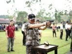Wakil Gubernur Bengkulu, Rosjonsyah tengah beraksi menembak pada kejuaraan menembak memperingati Hari Bhayangkara ke-77 tahun 2023. Dalam lomba ini, Rosjonsyah keluar juara pertama umum.(Foto/Ist)